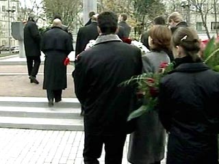 Несколько сотен человек пришли 23 октября к зданию театрального центра на Дубровке, чтобы почтить память погибших в результате теракта год назад