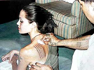 Анджелина Джоли делает татуировки, чтобы выглядеть одетой в обнаженных сценах