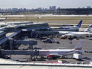В четверг в связи с угрозами, поступившими от террористической группировки, власти аэропорта в Торонто отказались приинять рейс N 105 израильской авиакомпании El Al