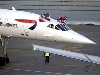 Сверхзвуковой пассажирский лайнер Concorde совершает последний в своей истории перелет из Нью-Йорка в Лондон