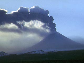 Из кратера вулкан Ключевский происходят выбросы на высоту 700 метров