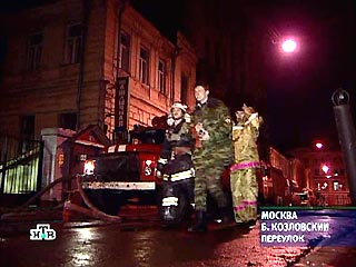 Более 5 часов продолжается сильный пожар в здании Главного штаба Военно-морского флота России в Москве. Как сообщили в Управлении государственной противопожарной службы (УГПС), площадь пожара составляет 400 квадратных метров
