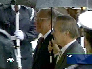 В Пентагоне случился дипломатический казус. Румынского президента Иона Илиеску, прибывшего на встречу с министром обороны США Дональдом Рамсфельдом, встретили с российским флагом