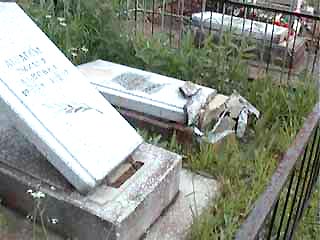 На Преображенском кладбище столицы вандалы осквернили 12 могил