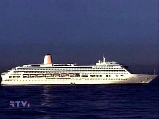 Испанские власти закрыли границу с Гибралтаром из-за прибытия круизного лайнера "Аврора", 559 пассажиров которого были инфицированы серьезным вирусным заболеванием