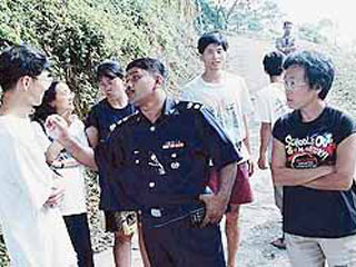 Малайзийский полицейский объясняет членам "Церкви Нового Завета" цели своего визита