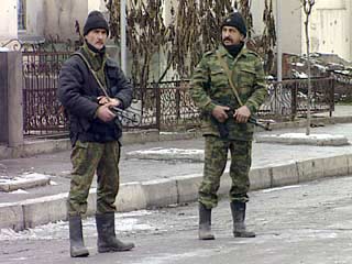 В Урус-Мартановском районе Чечни похищены двое сотрудников Управления Минюста РФ по республике и сотрудник Объединенной группировки войск