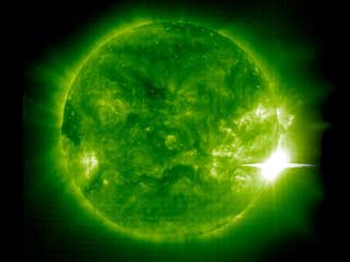 Ученые зафиксировали во вторник самую мощную за всю историю наблюдений вспышку на Солнце. Она была такой сильной, что зашкалили приборы, использующиеся для наблюдения за солнечной активностью