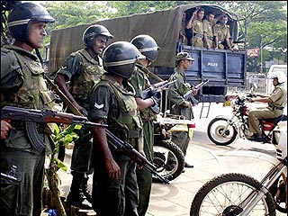 Президент Шри-Ланки Чандрика Кумаратунга сегодня ввела чрезвычайное положение в стране