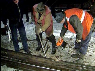В Тюменской области на переезде "КамАЗ" врезался в товарный поезд. В настоящее время на месте аварии работает восстановительный поезд и ремонтные бригады