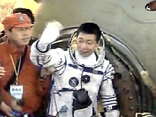 Первому китайскому космонавту Ян Ливэю, совершившему 15-16 октября полет на космическую орбиту на китайском пилотируемом корабле, присвоено звание "Героя космоса"