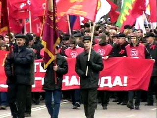 Во время митинга по случаю годовщины Октябрьской революции в Туле неизвестный хулиган облил майонезом губернатора области Василия Стародубцева