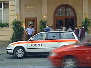 В Вене автомашина Porsche на большой скорости врезалась в группу пешеходов - тяжело ранено четыре ребенка. Полиция ведет расследование ДТП