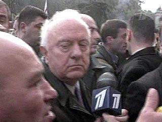 Президент Грузии Эдуард Шеварднадзе в воскресенье утром принял неожиданное решение и в сопровождении нескольких охранников пришел на митинг представителей оппозиции на площади перед зданием парламента страны