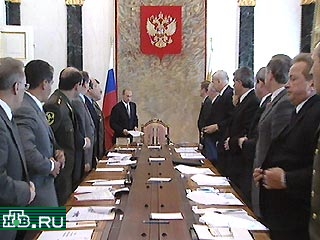 В Кремле проходит заседание Совета Безопасности России, которое посвящено проблемам вооруженных сил страны