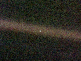 Космический аппарат NASA Voyager-1 достиг границ Солнечной системы и сфотографировал Землю, которая на расстоянии 13 млрд км кажется бледной голубой точкой, едва различимой в космическом пространстве