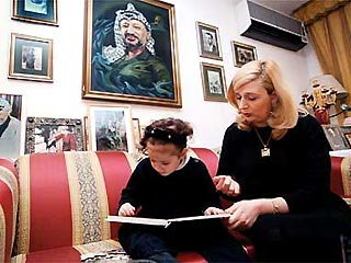 Чтобы развеять тоску по далекой родине, первая леди Палестины 40-летняя Суха Арафат, которая моложе своего супруга на 33 года, выбрала уголок в Париже