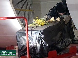 Как сообщает НТВ со ссылкой на "Итар-Тасс", сегодня вечером в аэропорту "Шереметьево-2" встречали тела четверых россиян, убитых в Алжире исламскими террористами