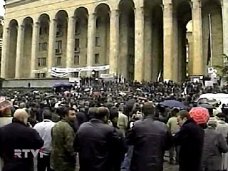 Несмотря на непогоду, холод и проливные дожди в Тбилиси у здания парламента продолжается митинг протеста, организованный сторонниками оппозиции. В настоящее время в митинге участвуют примерно 800 человек