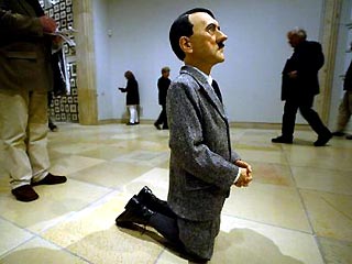 В музее Мюнхена грустного Гитлера поставили на колени в пустой комнате