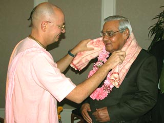 Президент ЦОСКР Б. В. Госвами (слева) вручает премьер-министру Индии  традиционные знаки гостеприимства