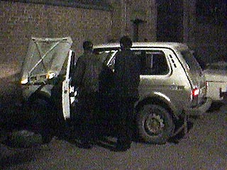 В Чечне предотвращен крупный теракт. На окраине селения Новый Шарой найден автомобиль, начиненный 300 кг взрывчатки. По предварительным данным, боевики намеревались взорвать его в людном месте