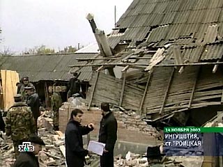 В подвале взорванного в ингушской станице Троицкая дома, где погибли пятеро сотрудников республиканского ОМОН, обнаружен склад боеприпасов