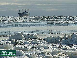 У берегов Чукотки застрял во льдах рыболовецкий траулер