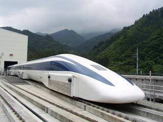 Японский поезд на магнитной подушке MLX01 установил в понедельник новый рекорд скорости. В ходе эксперимента на трассе в префектуре Яманаси, к юго-западу от Токио электричка из трех вагонов разогналась до 560 километров в час