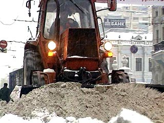 Для ликвидации последствий снегопада во вторник на улицы Москвы выведено около 2 тысяч единиц техники