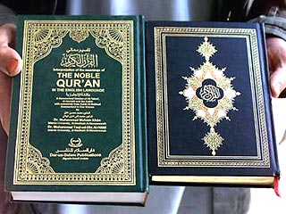 В Туркмении освобождают преступников, поклявшихся на "Рухнаме" и Коране