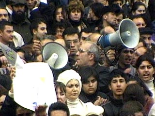 В Тбилиси на площади перед зданием парламента начался митинг жителей столицы и других регионов Грузии в поддержку действующей Конституции