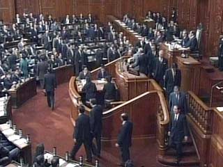 Депутаты парламента Японии собрались сегодня в Токио на внеочередную сессию - первую после состоявшихся 9 ноября выборов в палату представителей, - и в этот же день, как ожидается, переизберут Дзюнъитиро Коидзуми премьер-министром страны