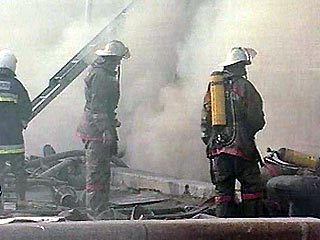 Две девушки и ребенок погибли в результате пожара восьмиквартирного деревянного жилого дома в Нижегородской области