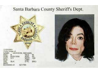 Правоохранительные органы официально оформили задержание Майкла Джексона, он прошел необходимые в таких случаях формальности