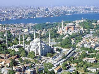Со своими 12 миллионами жителей и бесчисленным незаконно возведенными домами турецкая метрополия Стамбул предоставляет потенциальным террористам множество возможностей, чтобы скрыться
