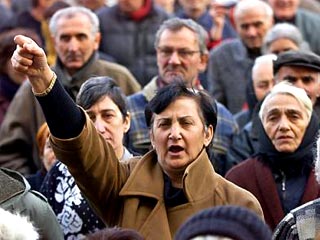 В Тбилиси опасаются противостояния между сторонниками лидера Аджарии Аслана Абашидзе, проводящими несколько дней акцию у здания парламента, и представителями оппозиции