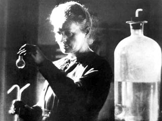 Известный физик, лауреат Нобелевской премии, Мария Склодовская-Кюри заболела лейкемией после своих опытов с радиоактивными материалами