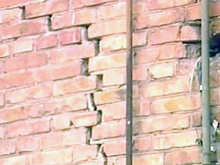 В пятницу утром жильцы этих домов услышали треск, начали обваливаться кирпичи, в стенах появились трещины