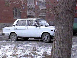 Белые "Жигули" были припаркованы около дома Юрия Золотова в переулке Красном