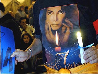 Поклонники Майкла Джексона провели "всенощные бдения" в его поддержку