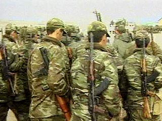 Министерство обороны РФ в воскресенье официально заявило, что российские войска, размещенные на территории Грузии, не вмешиваются в события в стране
