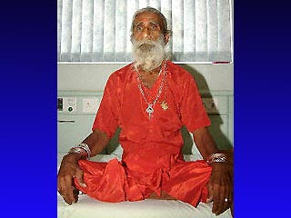76-летний отшельник из Индии утверждает, что он не ел и не пил 68 лет