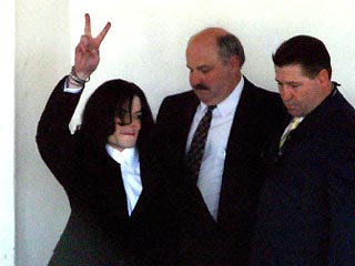 Грязные детали предъявленных обвинений Майклу Джексону в педофилии стали известны Daily Mirror. В частности, как оказалось, он пытался откупиться от родителей больного раком 12-летнего Гэвина Арвизо, по заявлению которого началось расследование