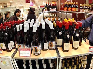 В Токио покупатели берут штурмом магазины: в продажу поступило Beaujolais Nouveau урожая 2003 года