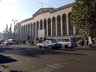 Парламент Грузии на специальном заседании определит во вторник дату проведения досрочных президентских выборов в стране