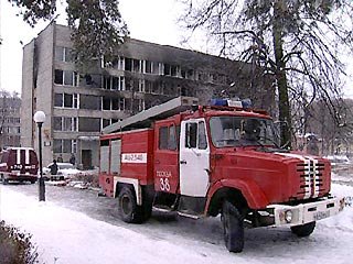 Первый заместитель главы МВД Рашид Нургалиев сообщил, что основной версией возгорания является неисправность электроприборов. "Криминальных признаков, или признаков, связанных с обнаружением взрывных устройств нет", - сказал он