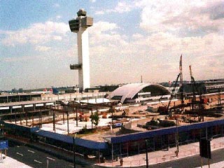 Власти Нью-Йорка объявили во вторник об аресте 25 работников наземных служб нью-йоркского международного аэропорта имени Джона Кеннеди, причастных к контрабанде наркотиков