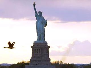 Власти Нью-Йорка собираются вновь открыть для посещений главную достопримечательность города - Статую Свободы, которая была закрыта сразу после терактов 11 сентября 2001 года