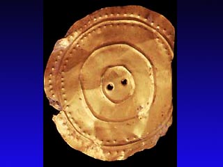 Британские археологи обнаружили солнечный золотой диск, которому 4 тыс. лет